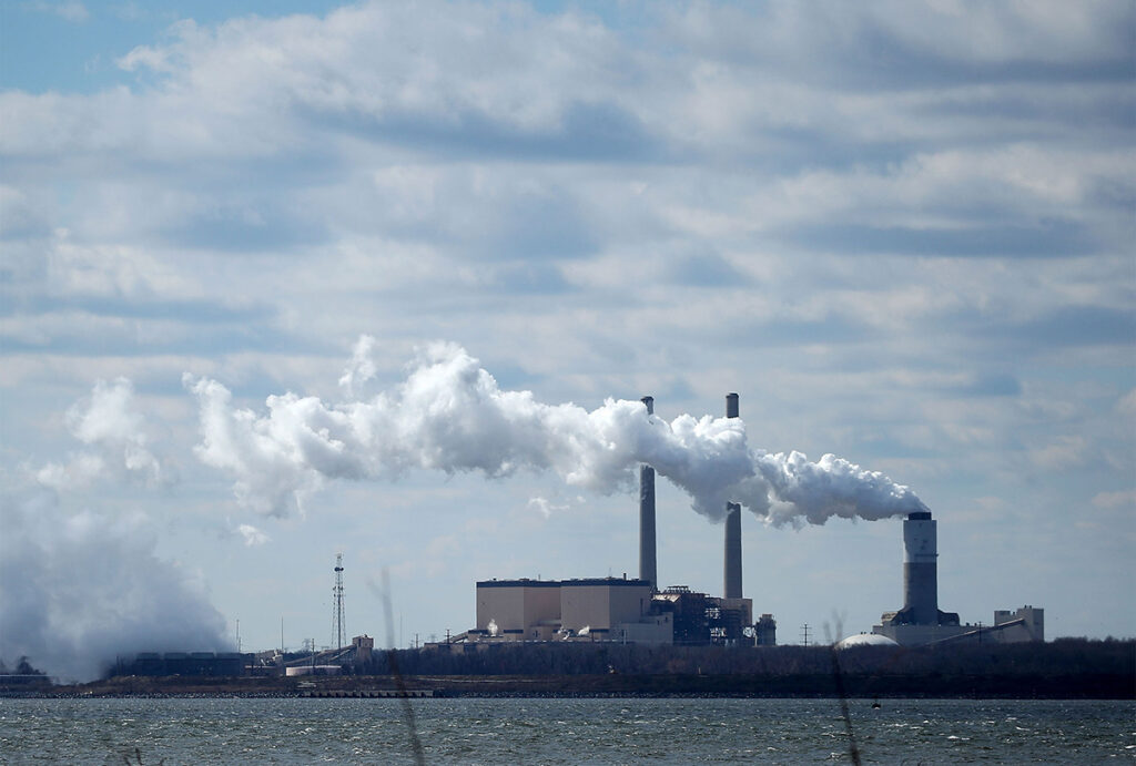 emissions spew from coal fired power plant