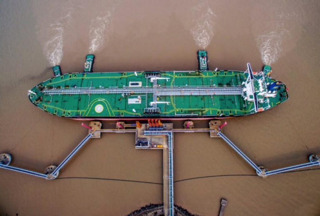 FILE PHOTO: An oil tanker unloads crude oil at a crude oil terminal in Zhoushan, Zhejiang province, China July 4, 2018. Picture taken July 4, 2018. REUTERS/Stringer
