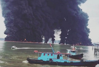 Thick plumes of smoke rise from fires near Balikpapan, Indonesia, on March 31, 2018, following an oil spill.PHOTO: REUTERS