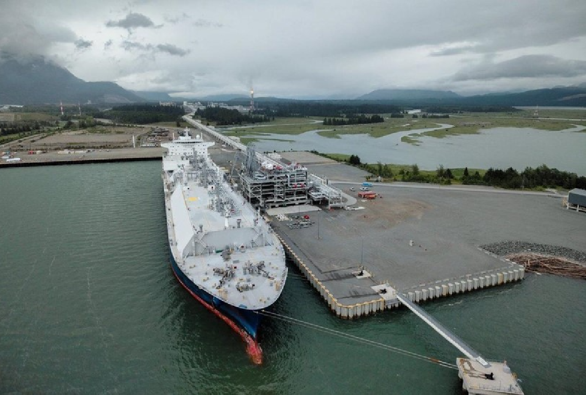 lng canada ship docked 1200x810