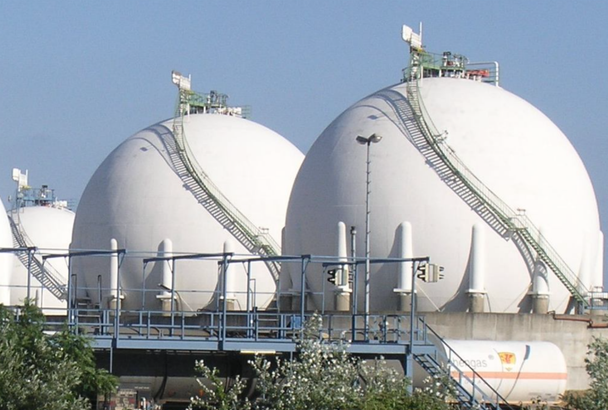 Газонаполнительные станции сжиженного углеводородных газов. Сжиженный газ (суг). Резервуары горизонтальные для спг. Углеводородный газ. Сжиженный углеводород.