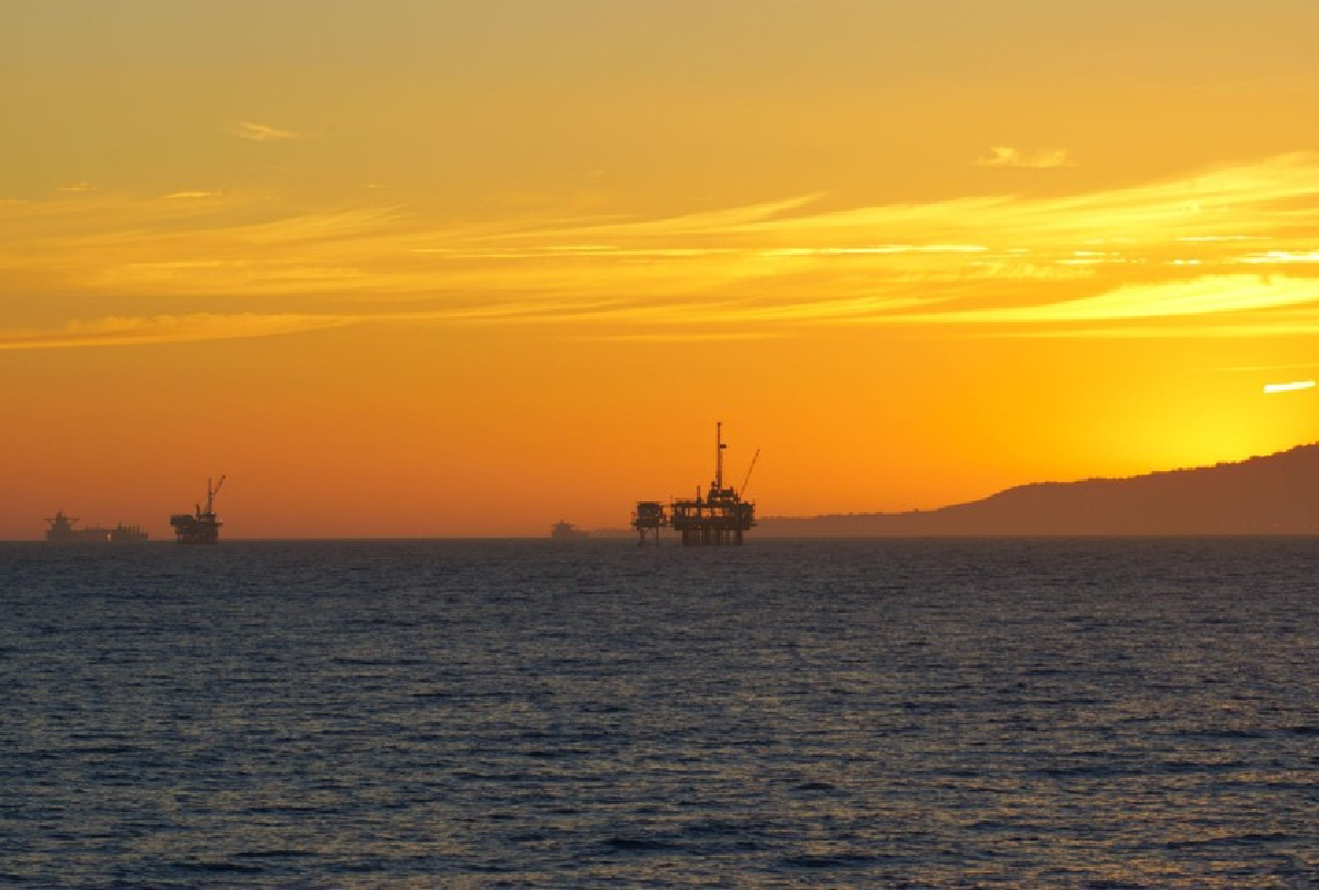 offshore drilling rigs california 1200x810