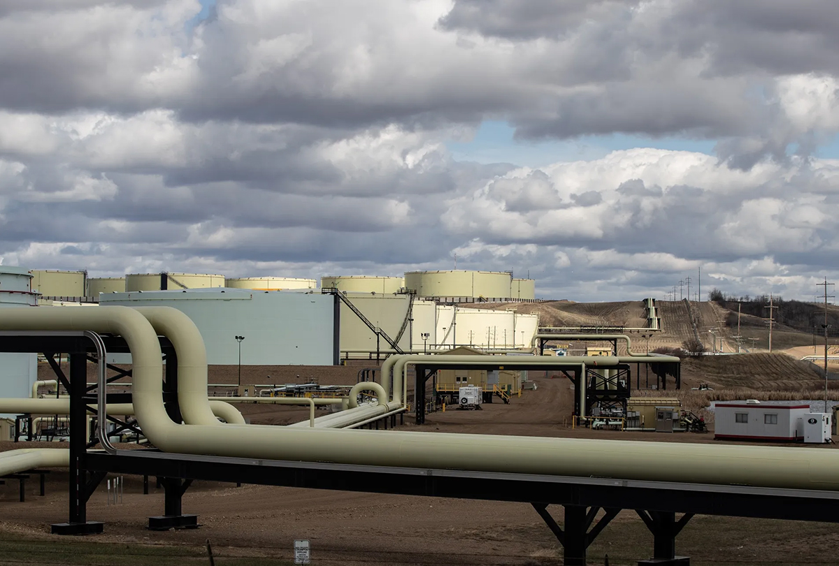 oil storage containers and pipelines at the hardisty terminal in hardisty, alberta 1200x810