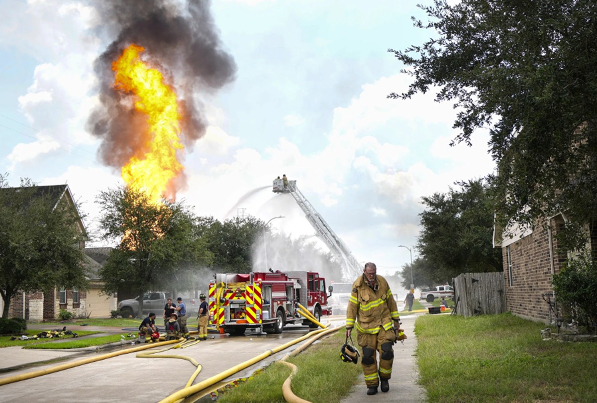 pipeline fire houston firefighters 1200x810