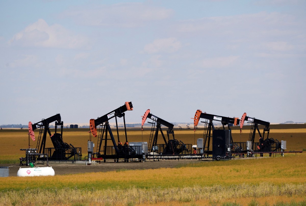 pumpjacks saskatchewan 1200x810