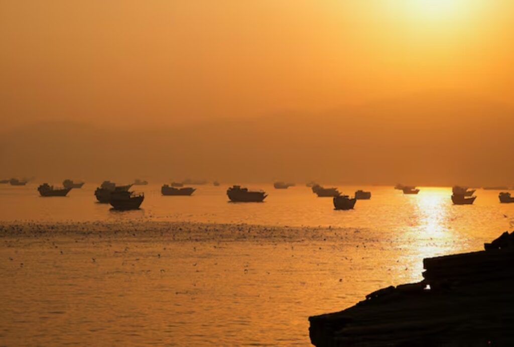 strait of hormuz vessels 1200x810
