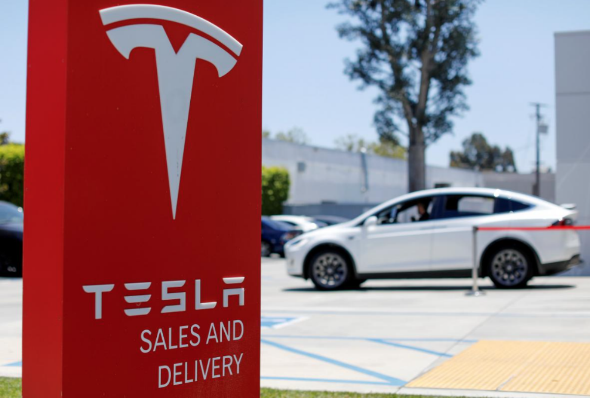 FILE PHOTO: A Tesla sales and service center is shown in Costa Mesa, California, U.S. June 28, 2018. REUTERS/Mike Blake/File Photo