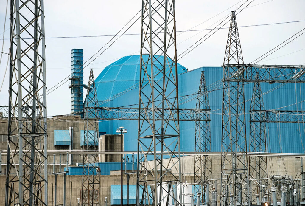 the clinton power station in clinton, illinois 1200x810
