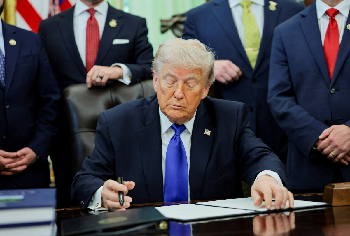 trump signing pipeline deal 1200x810