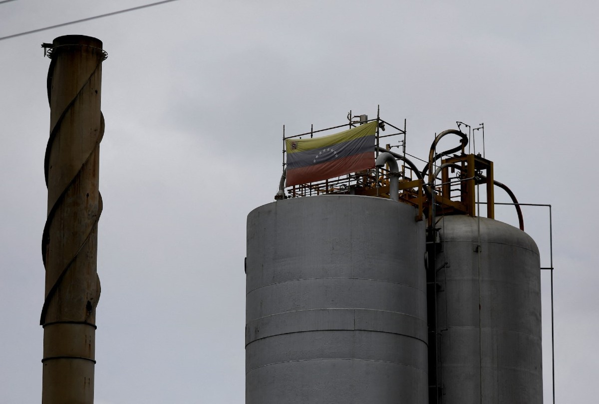 venezuela refinery with flag 1200x810