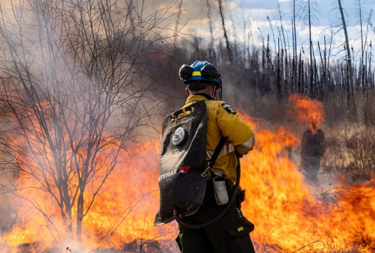 wildfires firefighter 1200x810