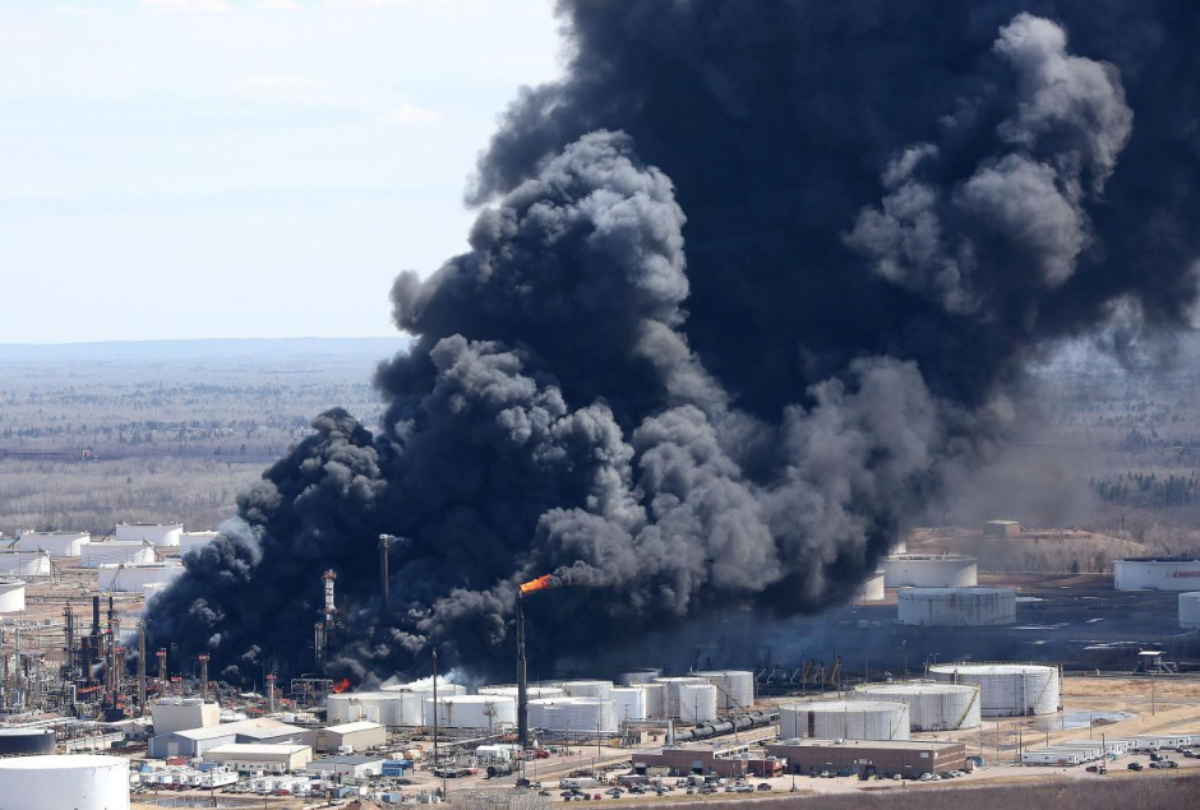 Dark smoke rises from Husky Energy oil refinery following an explosion in Superior, Wisconsin, U.S., April 26, 2018. REUTERS/Robert King/Duluth News Tribune