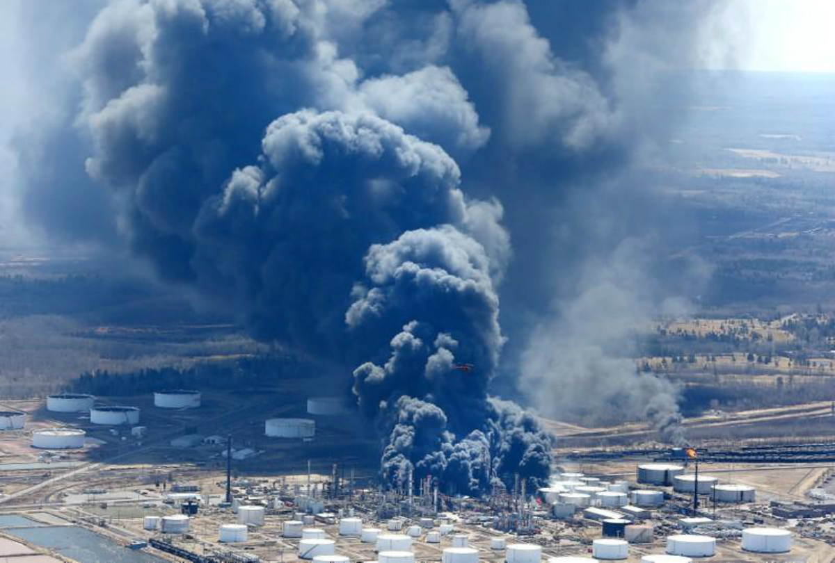 Dark smoke rises from Husky Energy oil refinery following an explosion in Superior, Wisconsin, U.S., April 26, 2018. REUTERS/Robert King/Duluth News Tribune